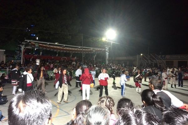 La presentación del baile de disfraces Mis Años Dorados Los Abuelitos concluyó en el parque central. (Foto Prensa Libre: César Pérez)