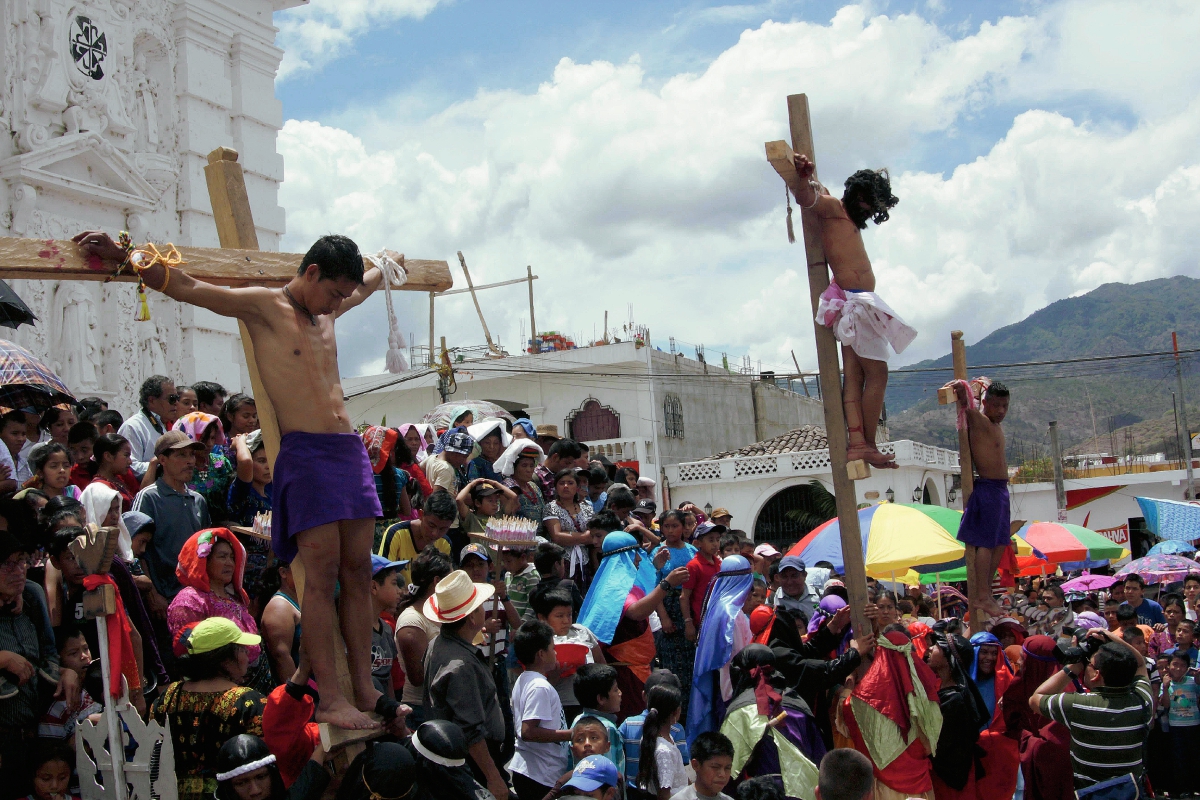 La Crucifixión es escenificada en el atrio de la Iglesia central de Rabinal. (Foto Prensa Libre: Carlos Grave)