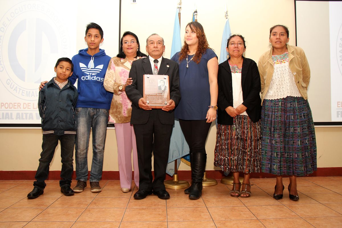 José Gonzalo Aguilar López -centro- sostiene el reconocimiento Erique Oxom Pacay. (Foto Prensa Libre: Eduardo Sam)