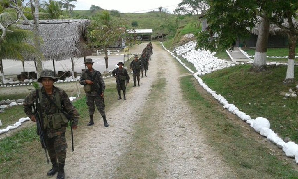 Soldados guatemaltecos patrullan zona de adyacencia entre Guatemala y Belice. (Foto Prensa Libre: @Ejercito_GT