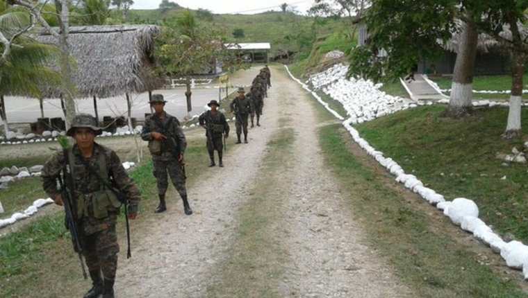 Soldados guatemaltecos patrullan zona de adyacencia entre Guatemala y Belice. (Foto Prensa Libre: @Ejercito_GT