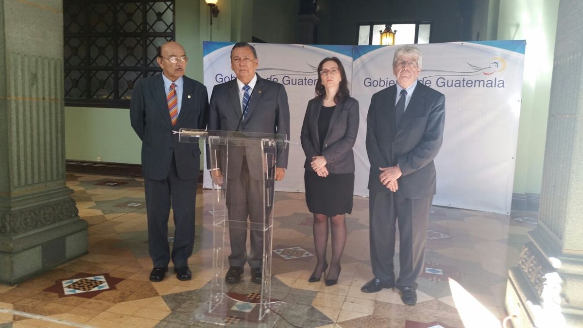 El vicepresidente Fuentes Soria junto a funcionarios y el exvicemandatario Rafael Espada, quien es observador del proceso. (Foto Prensa Libre: Presidencia)