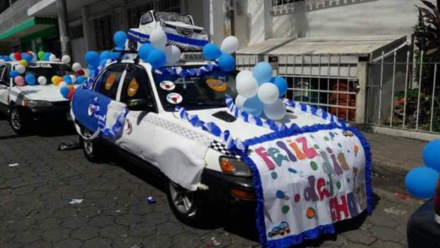 Unidades adornadas recorren las calles de Malacatán, San Marcos, en conmemoración del día de los pilotos. (Foto Prensa Libre: Alexander Coyoy)
