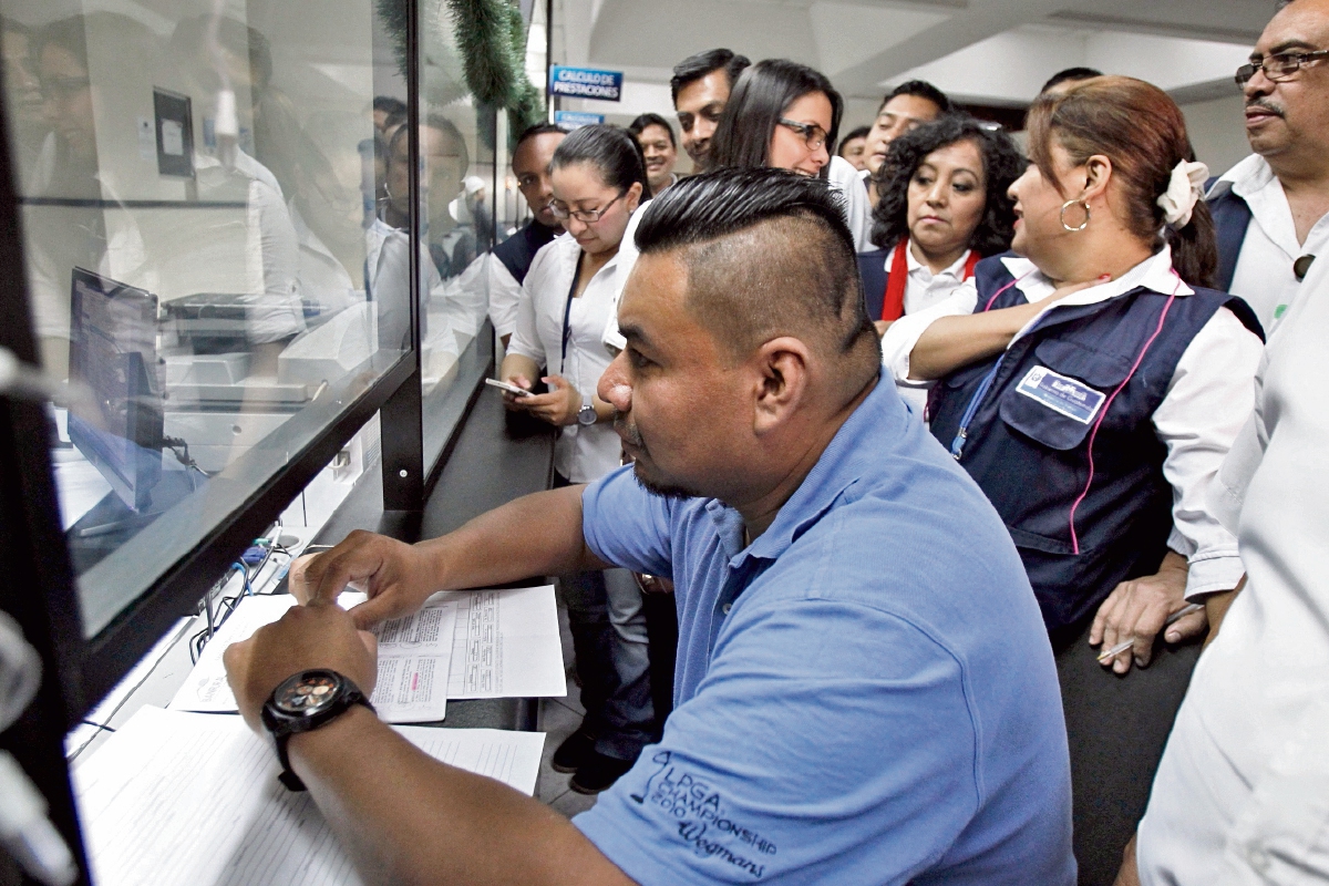 trabajadores del Mintrab denunciaron al mismo ministerio por falta de pago de un bono navideño de Q1 mil y parte del aguinaldo del presente año. (Foto Prensa Libre: Paulo Raquec)