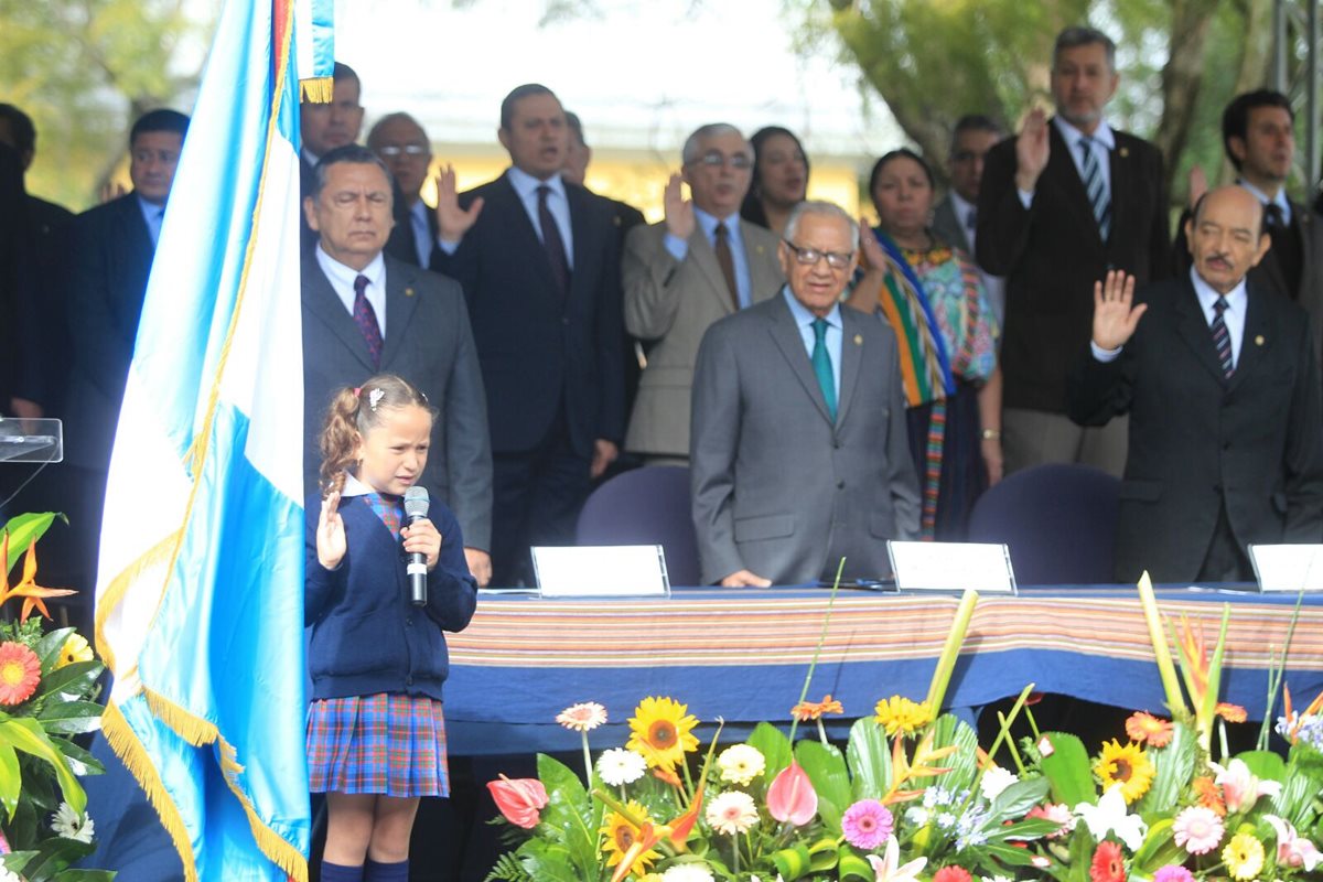 El juramento a la bandera estuvo a cargo de la niña Ashley Camilia Cubías Ovando, de la escuela tipo federación José Joaquín Palma. (Foto Prensa Libre: Esbin García)