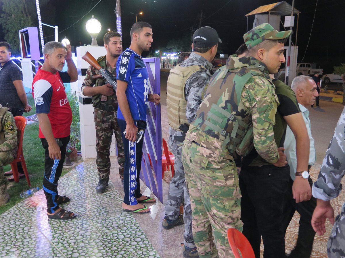 Fuerzas irquíes registran a aficionados, en Balad, Irak. (Foto Prensa Libre: AFP)
