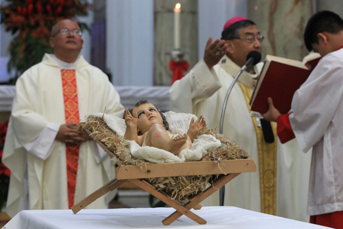 El Arzobispo Óscar Vian oficio la misa de Navidad este domingo en la Catedral Metropolitana. (Foto, Prensa Libre: Esbin García)