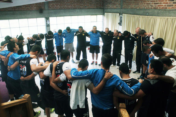 Los jugadores realizaron una oración antes de iniciar con el trabajo regenerativo en Xela. (Foto Prensa Libre: Carlos Ventura)