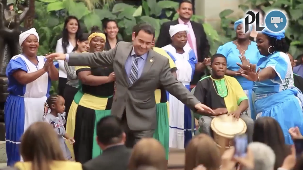 El presidente Jimmy Morales bailó con representantes de los garífunas durante una actividad en el Palacio Nacional de la Cultura. (Foto Prensa Libre: Hemeroteca PL).
