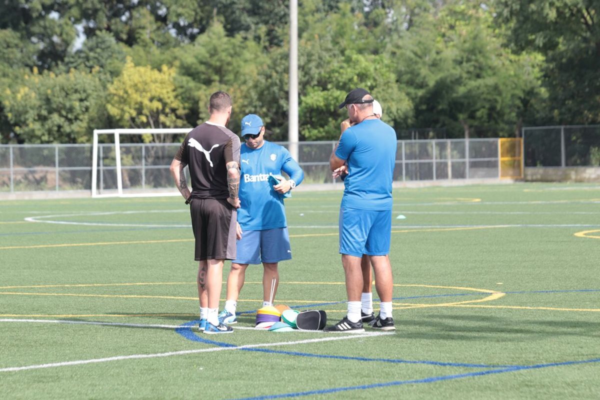 Emiliano López conversa con el técnico Iván Franco Sopegno y el preparador físico Andrés Lázaro en el entrenamiento albo. (Foto Prensa Libre: Norvin Mendoza)