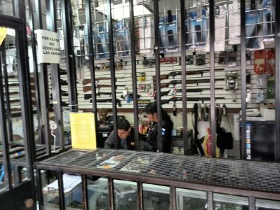 El MP y la PNC llevan a cabo un operativo en armerías ubicadas en la 12 avenida y 31 calle de la zona 5. (Foto Prensa Libre: Estuardo Paredes).