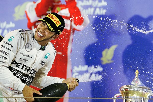 El actual piloto de Mercedes, Lewis Hamilton ha hecho costumbre festejar en el podio. (Foto Prensa Libre: AP).