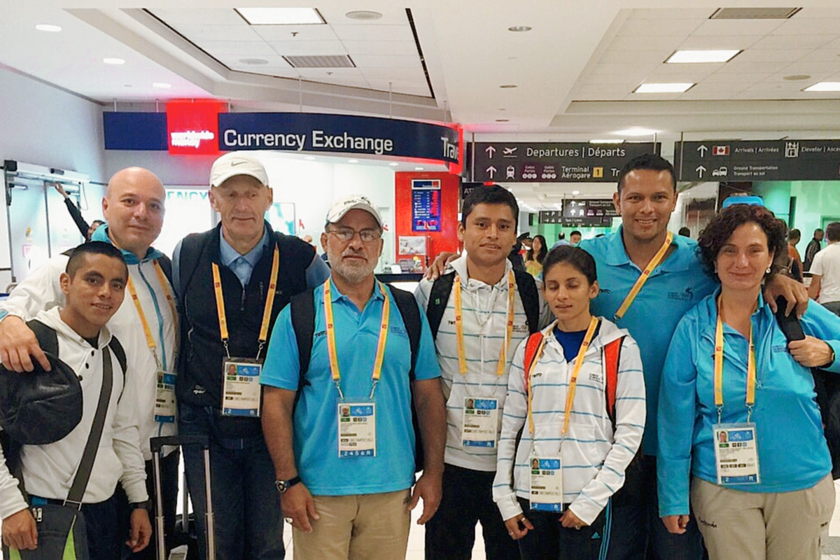 Barrondo y Ortiz —al centro— fueron acompañados a su arribo a Canadá por dirigentes del Comité Olímpico Guatemalteco (COG). (Foto Prensa Libre: Cortesía COG)