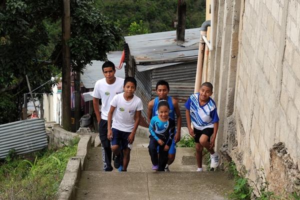 Varios niños, que viven en los asentamientos debajo del puente Del Incienso, son apasionados del deporte. (Foto Prensa Libre: Romeo Rios)<br _mce_bogus="1"/>