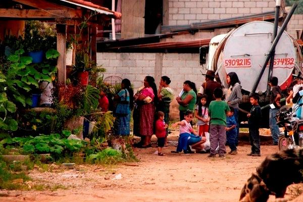 Vecinos de Santa Cruz del Quiché hacen fila en la casa de una dirigente del Conic, para recibir una bolsa con alimentos. (Foto Prensa Libre: Óscar Figueroa)