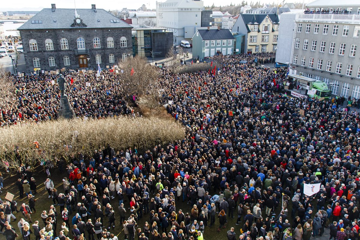 Miles de manifestantes se concentran para pedir la renuncia del primer ministro islandés. (Foto Prensa Libre: EFE).