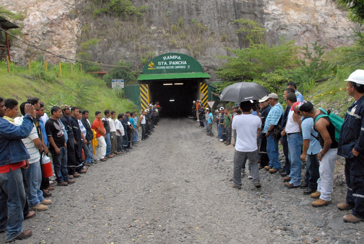 Trabajadores se agolpan frente a una mina en Nicaragua. (Foto Hemeroteca PL)