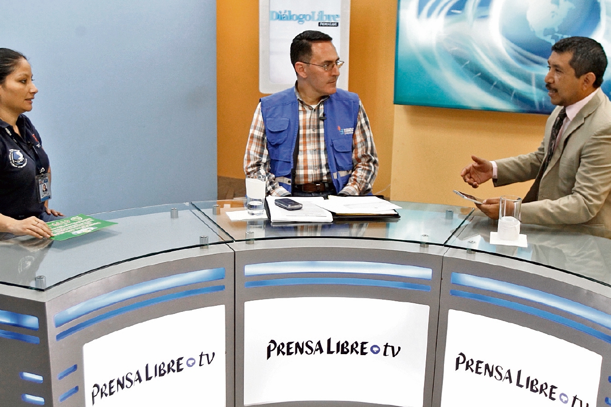 Ana Lucía Olmedo, de la Dirección General de Transporte, y Édgar Guerra, defensor de usuarios del transporte de la PDH, conversan con el editor Gustavo Montenegro sobre los riesgos en ese servicio.