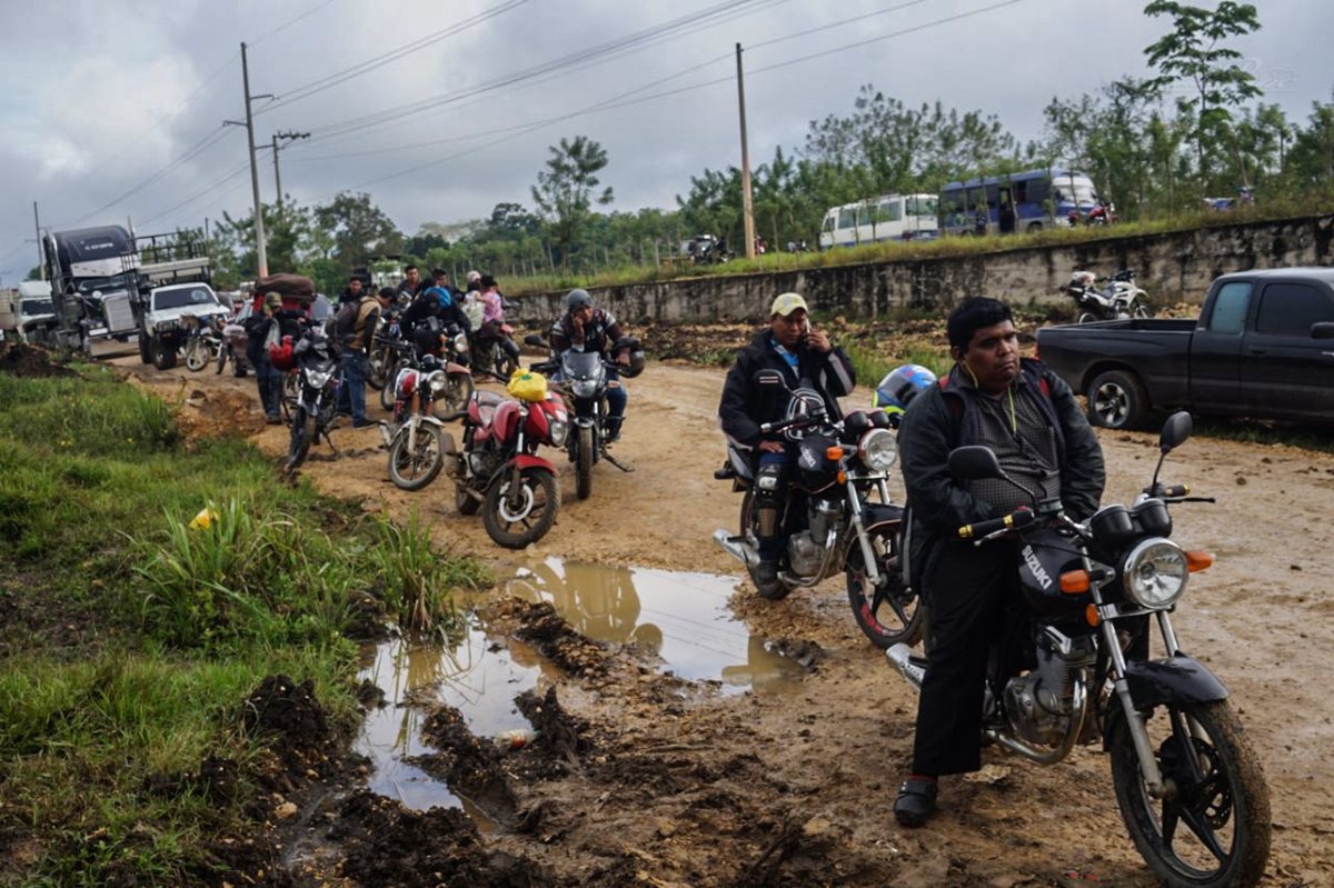 Motoristas permanecen varados ante la interrupción del paso de vehículos en Sayaxché. (Foto Prensa Libre: Rigoberto Escobar).