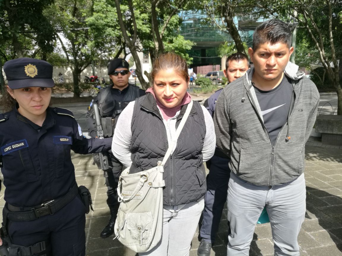 Edwin Armando Gutiérrez Pérez de 26 años y Bianca Elizabeth Monterroso Pérez de 27 son los supuestos asaltantes. (Foto Prensa Libre: PNC)