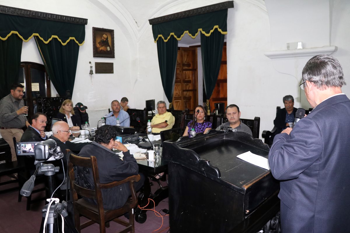 El consejo municipal antigueño, escucha al presidente del equipo colonial, Rafael Arriaga. (Foto Prensa Libre: Renato Melgar)