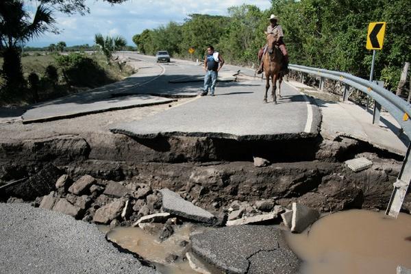 El desbordamiento del río  Los Esclavos se llevó parte de la ruta  a  Casas Viejas.