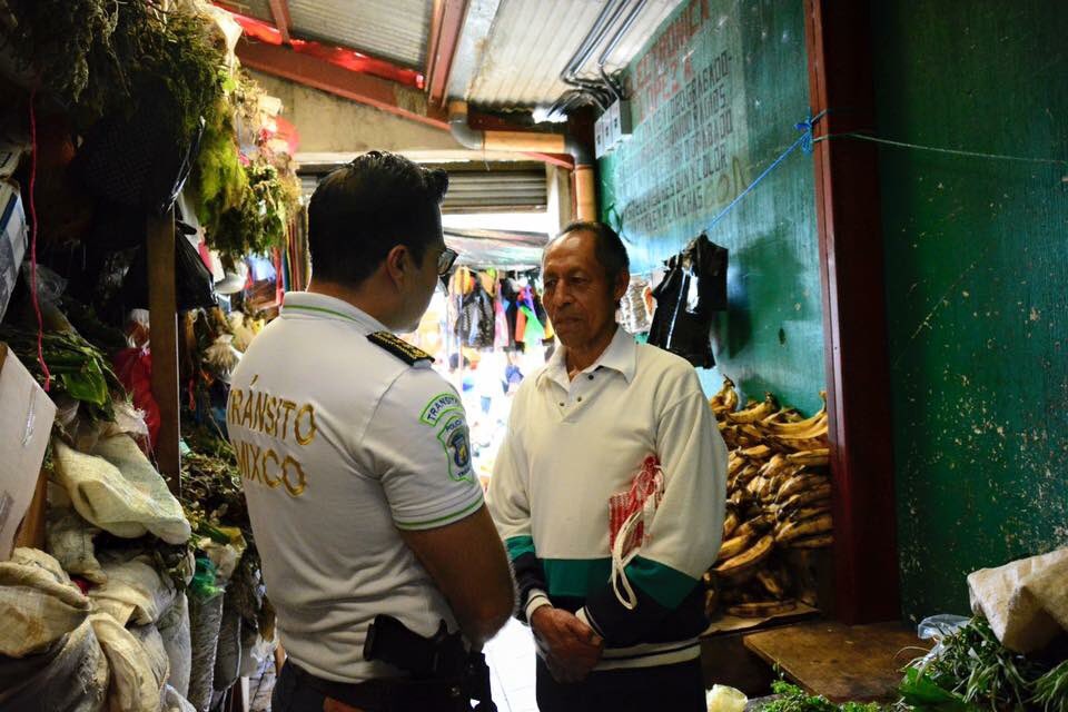 Con pistola en la cintura, el alcalde mixqueño, Neto Bran, supervisa acciones de seguridad en el mercado La Providencia en la zona 1 del municipio. (Foto Prensa Libre: Muni Mixco)