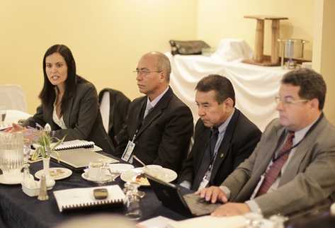 Anahí Moyano, del Ministerio de Cultura y Juventud de Costa Rica, explica los avances en la creación de la cuenta satélite en su país, escuchan funcionarios del Ministerio de Cultura y Deportes de Guatemala. Foto Prensa Libre, (Edwin Bercian)