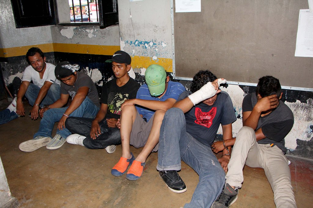 Seis de los siete presuntos delincuentes detenidos en Retalhuleu. (Foto Prensa Libre: Rolando Miranda).