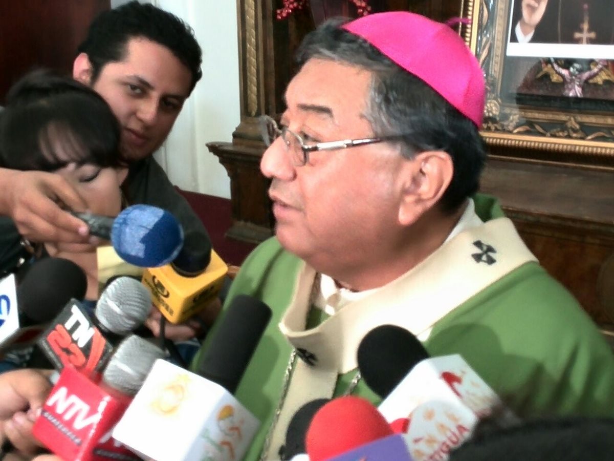 Óscar Julio Vian, ofrece declaraciones a la prensa luego de la misa dominical en la catedral metropolitana. (Foto Prensa Libre: Estuardo Paredes)