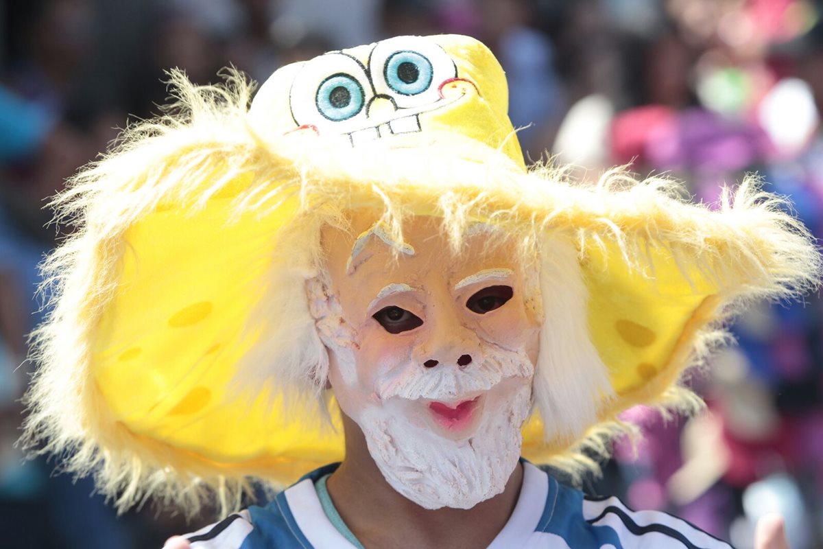Un hombre se disfraza para participar en el desfile de los Fieros en Villa Nueva. (Foto Prensa Libre: Érick Ávila)