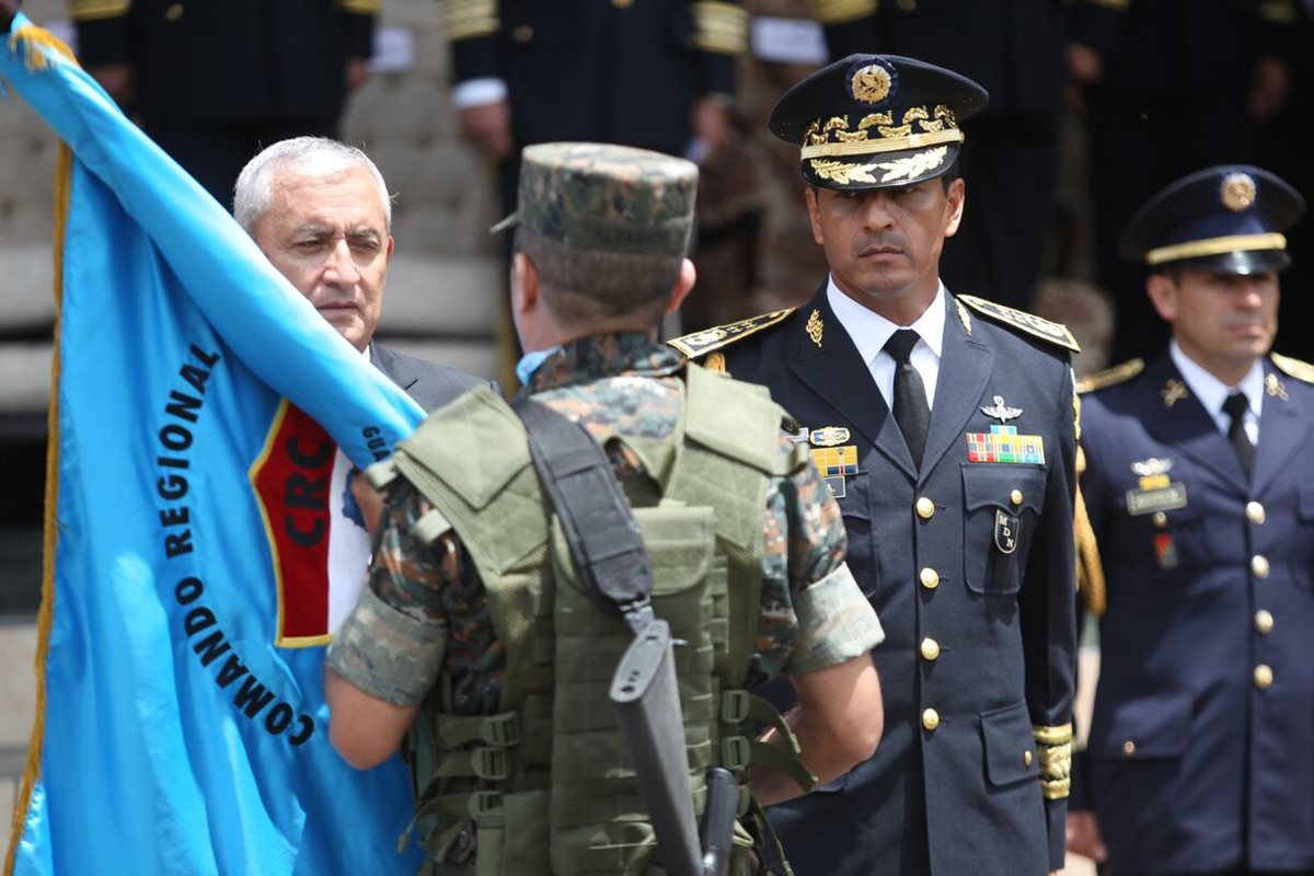 El presidente Otto Pérez Molina durante los actos en el Día del Ejército, en los actos llevados a cabo en la brigada militar Mariscal Zavala  Foto Prensa Libre: Esbin García