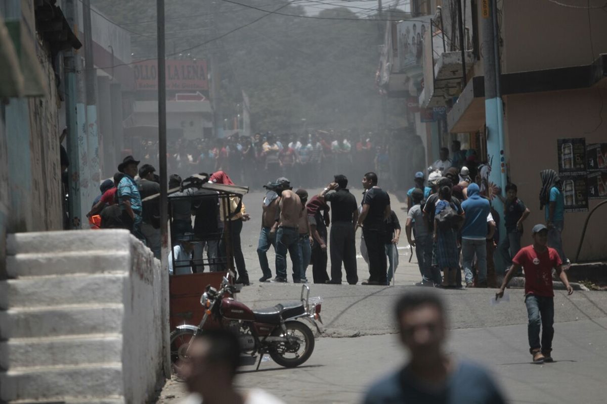 Pobladores inconformes con la seguridad en San Juan Sacatepéquez, copan la subestación de la PNC en el lugar. (Foto Prensa Libre: Erick Ávila)