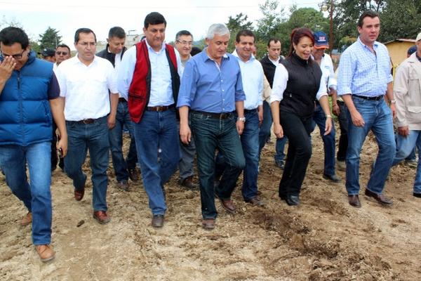 Las autoridades del Ejecutivo visitaron este viernes, varias regiones de Quiché donde supervisaron obras de infraestructura vial. (Foto Prensa Libre: Oscar Figueroa)