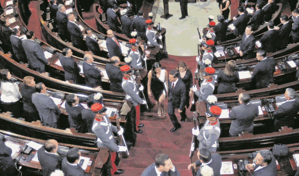 El presidente de México, Enrique Peña Nieto, sale del hemiciclo parlamentario después de haber participado en la sesión solemne en honor de su visita. Foto Prensa Libre: EFE.