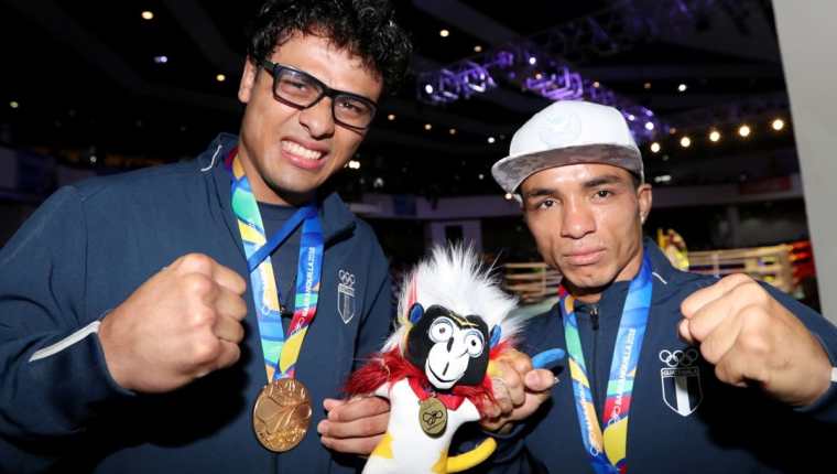 Los dos boxeadores guatemaltecos llenaron de orgullo al país con doble medalla de oro en sus respectivas categorías. (Foto Prensa Libre: Carlos Vicente)