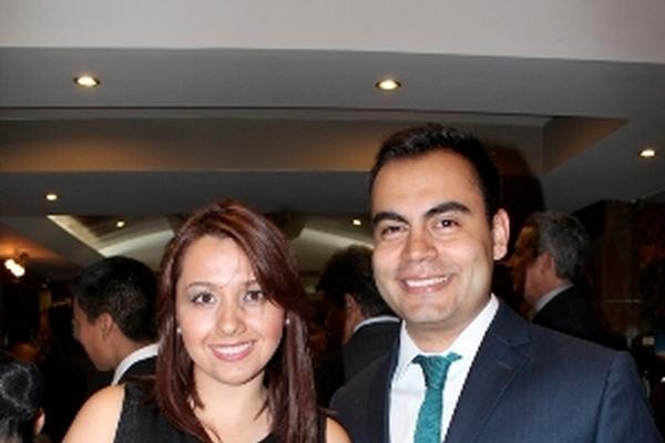 Alejandra Rojas, fotógrafa independiente, y Nery Alemán, asesor de Protocolo del Ministerio de Relaciones Exteriores. (Foto Prensa Libre:  Pedro Barrera)