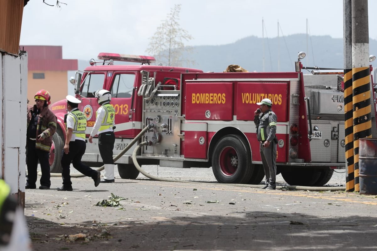 Por más de una hora decenas de vehículos de rescate han trabajado para evitar una tragedia.