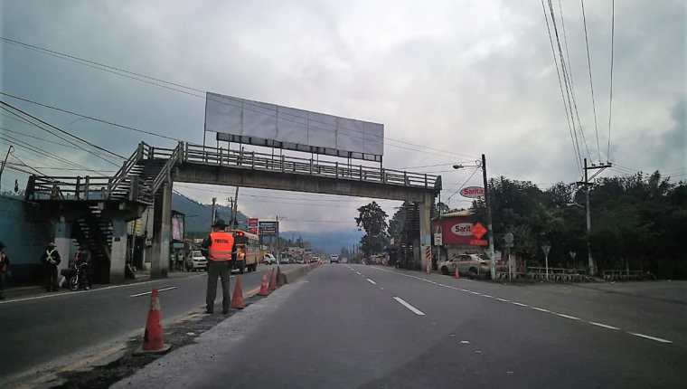 Personal de Provial coloca conos en el centro de la vía en el km 49 de la ruta Interamericana, El Tejar, Chimaltenango, para evitar hechos de tránsito. (Foto Prensa Libre: César Pérez)
