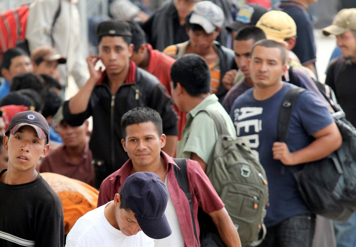 Sesenta y ocho hombres y 16 mujeres eran transportados en un camión. (Foto Prensa Libre: EFE)