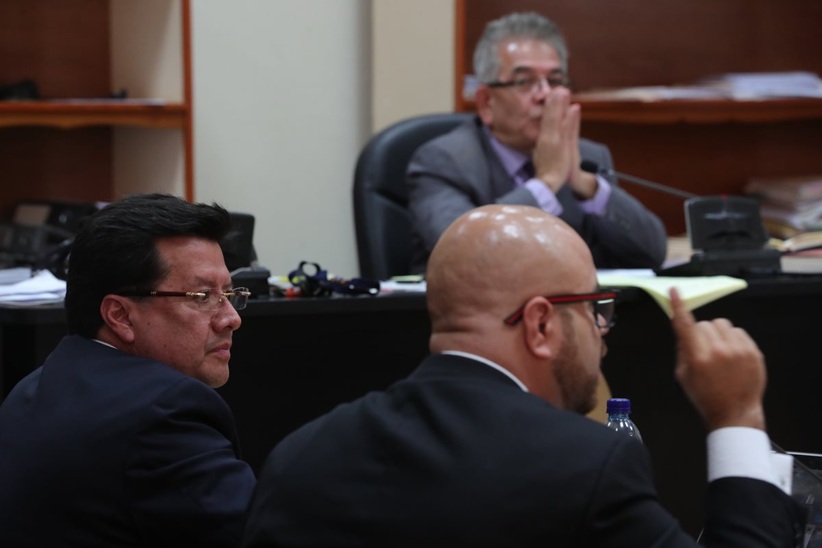 Douglas Charchal, exmagistrado de la CSJ -izquierda-, en audiencia ante el Juzgado de Mayor Riesgo B. (Foto Prensa Libre: Estuardo Paredes)