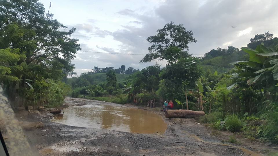 Sector de la aldea Paijá, entre Tucurú y La Tinta, Alta Verapaz, donde el tránsito encuentra entre dos y tres lagunetas a causa de nacimientos de agua.(Foto Prensa Libre: Eduardo Sam Chun)