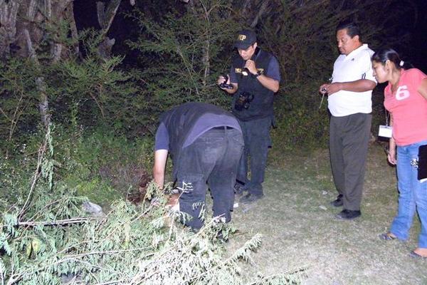 MP recoge evidencias del asesinato en Zacapa. (Foto Prensa Libre: Julio Vargas)<br _mce_bogus="1"/>