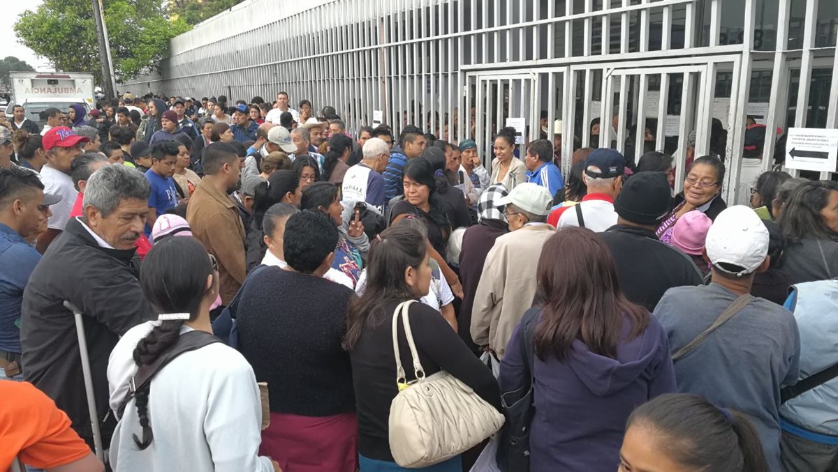 Gran cantidad de personas acudió hoy al Hospital General San Juan de Dios, por la suspensión de servicios den el Hospital Roosevelt. (Foto Prensa Libre: Estuardo Paredes)