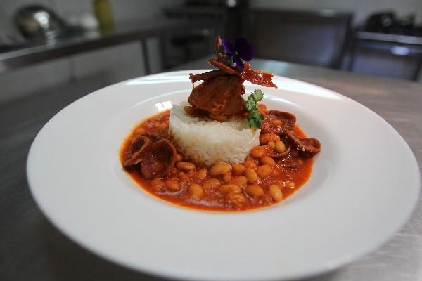 Frijoles blancos con chorizo.
