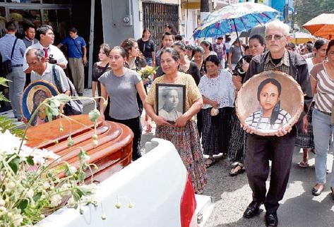 Pobladores de Cobán, Alta Verapaz, acompañan el féretro con los restos de la docente Matilde Col  Choc. (Foto Prensa Libre: Eduardo Sam Chun)