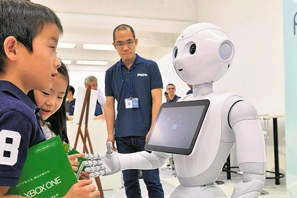 Pepper es  el robot humanoide  japonés que ha cautivado a los niños en varias exposiciones. (Foto Prensa Libre: AFP)