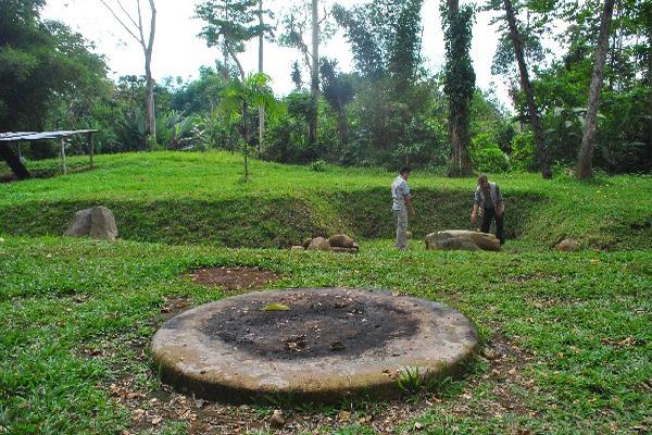 Altar Piecitos y observatorio prehispánico ubicado en   Tak'alik A'baj, en El Asintal, Retalhuleu.