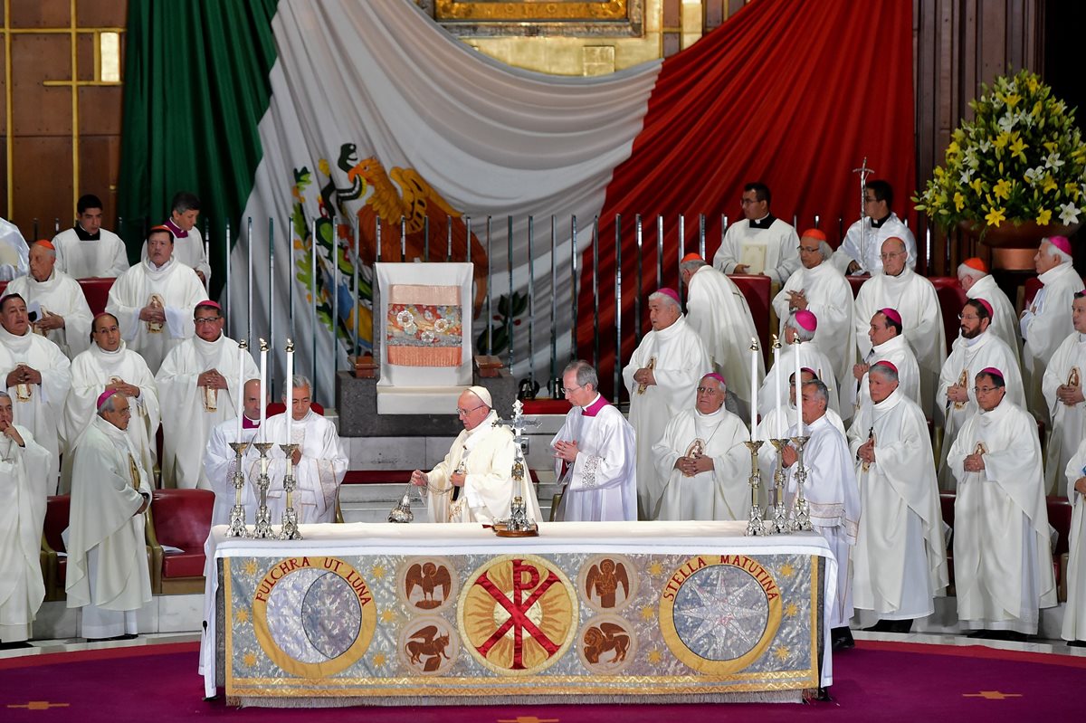 El papa Francisco, durante la celebración de la misa en la Basílica de Guadalupe.(Foto Prensa Libre: AFP).