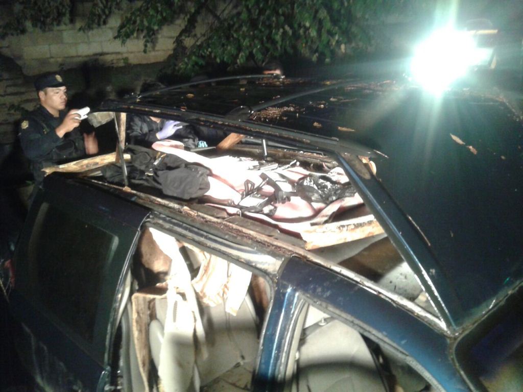 Compartimiento del vehículo en el que fueron localizados las armas y otros ilícitos en Salamá, Baja Verapaz. (Foto Prensa Libre: Cortesía PNC)